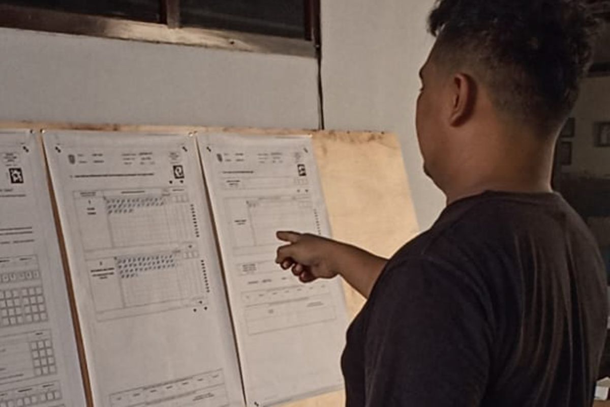 Proses hasil rekapitulasi surat suara di TPS 005 Kelurahan Ngantru, Trenggalek, Jawa Timur, Rabu (27/11/2024).