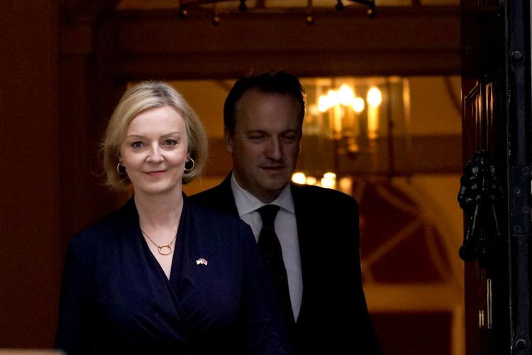 Perdana Menteri Inggris Liz Truss dan suaminya Hugh O'Leary keluar dari Kantor Perdana Menteri Inggris di Downing Street untuk berbicara kepada media di London, Kamis (20/10/2022). Perdana Mentri Inggris Liz Truss mundur dari kursinya pada Kamis.