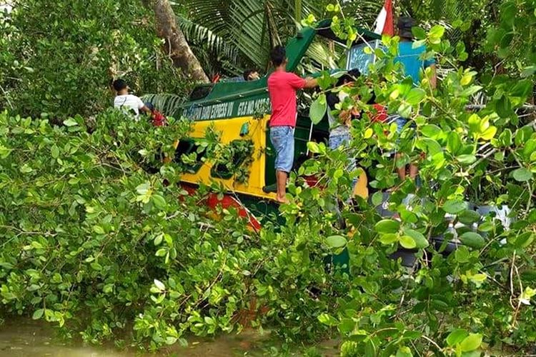  SB Harapan Baru Express tujuan Malinau-Tarakan menabrak pohon bakau setelah tali setir kemudi yang menghubungkan stir pengendali depan dengan mesin di belakang putus di Sungai Tanjung Urong, Desa Sengkong Bebatu, Kabupaten Tanah Tidung, Kalimantan Utara, Selasa (22/5/2018). 