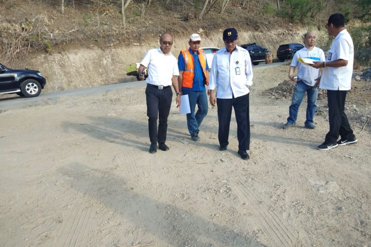 Kepala Balai Pelaksanaan Jalan Nasional X Kupang Muktar Napitupulu (bertopi) saat meninjau jalan di Labuan Bajo, Nusa Tenggara Timur, Senin (17/9/2018).