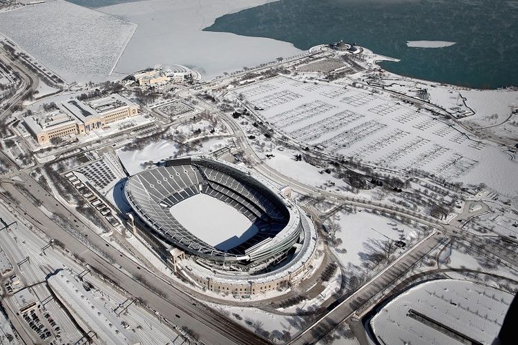 Salju dan es menutupi stadion Soldier Field, Chicago saat suhu udara anjlok hingga -20 derajat Celcius selama dua hari terakhir.