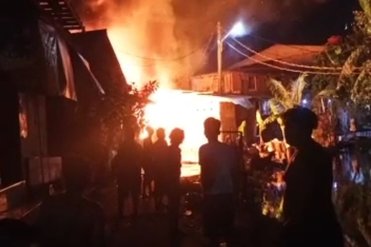 Sebanyak tiga rumah di wilayah RT 010 RW 005 Rawa Terate, Cakung, Jakarta Timur, ludes terbakar, Senin (3/1/2022) dini hari.