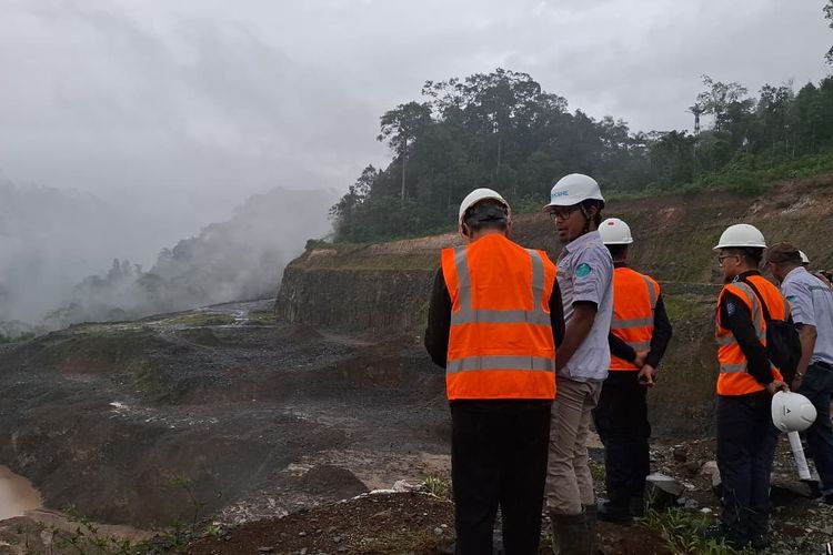 Menteri Lingkungan Hidup/Badan Pengendalian Lingkungan Hidup (KLH/BPLH), Hanif Faisol Nurofiq, berada di area PT North Sumatera Hydro Energy (NSHE) pengembang PLTA Batang Toru, saat melakukan pengawasan, Jumat (5/12/202).
