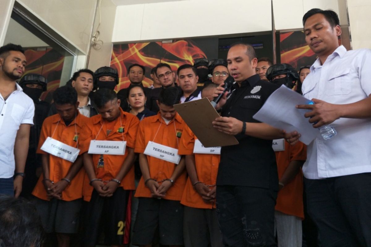 Lima tersangka pengeroyok anggota TNI AL Kapten Komaruddin dan anggota TNI AD Pratu Rivonanda di Ciracas, Jakarta Timur, dihadirkan dalam rekonstruksi kasus itu di Polda Metro Jaya, Senin (17/12/2018).
