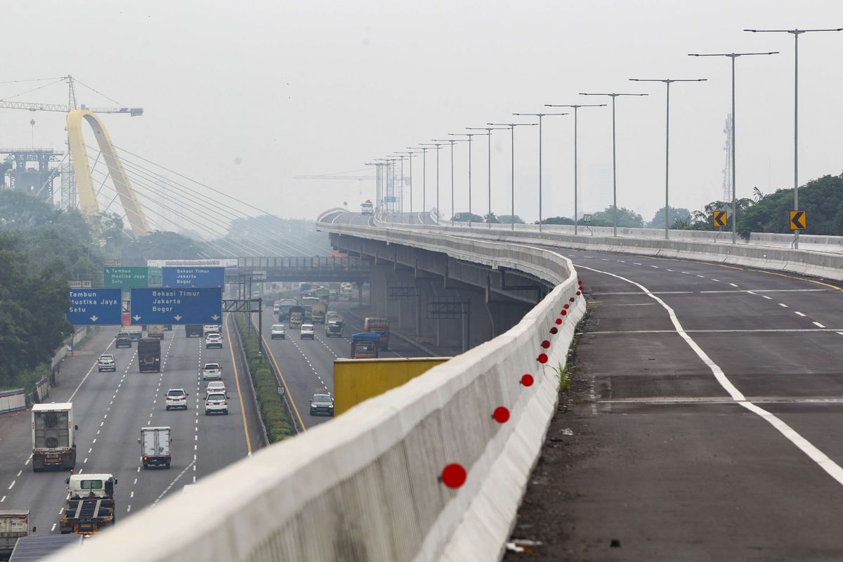 Jalan Tol Layang Jakarta - Cikampek tampak sepi setelah ditutup pada kedua arah, Sabtu (2/5/2020). Penutupan Jalan Tol Layang Jakarta - Cikampek dilakukan untuk mencegah penyebaran virus Covid-19 selama masa mudik Idul Fitri 1441 H.