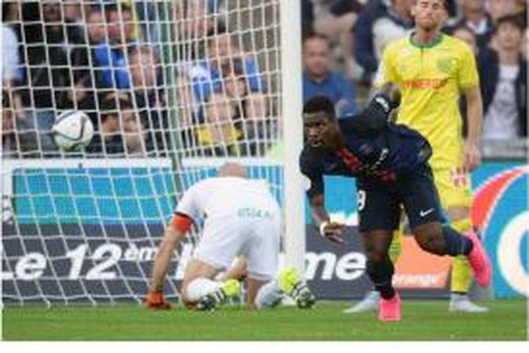 Bek Paris Saint-Germain asal Pantai Gading, Serge Aurier (2 dari kanan), mencetak gol ke gawang Nantes pada laga Ligue 1 di Beaujoire stadium di Nantes, Sabtu (26/9/2015).