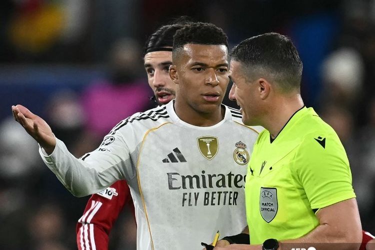 Penyerang Real Madrid, Kylian Mbappe, berbicara dengan wasit Rumania Istvan Kovacs (kanan) pada laga Liga Champions antara Liverpool dan Real Madrid di Anfield di Liverpool, barat laut Inggris pada 4 November 2025.