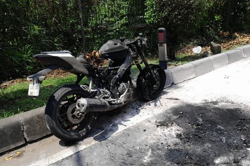 Motor Yamaha R5 Terbakar di Pinggir Tol Kembangan, Diduga akibat Korsleting 