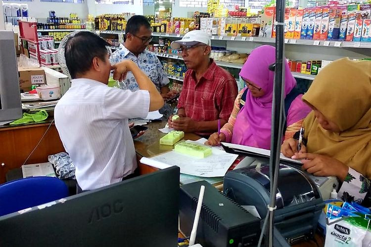 Petugas BPOM Kalbar melakukan inspeksi mendadak di salah satu swalayan di Kota Pontianak, Kalimantan Barat, Rabu (29/5/2019).