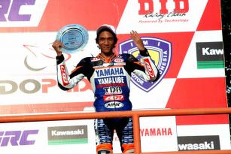 Sigit PD saat memenangi 4 race IP1 dan IP1 seri 2 Indoprix 2013 di sirkuit Kenjeran Surabaya.