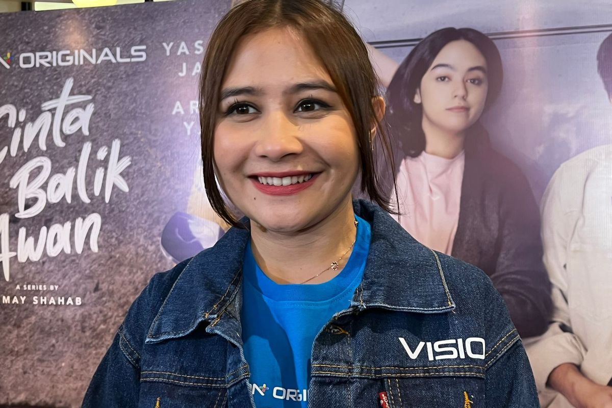 Aktris peran Prilly Latuconsina semakin menikmati peran barunya sebagai seorang produser film.
