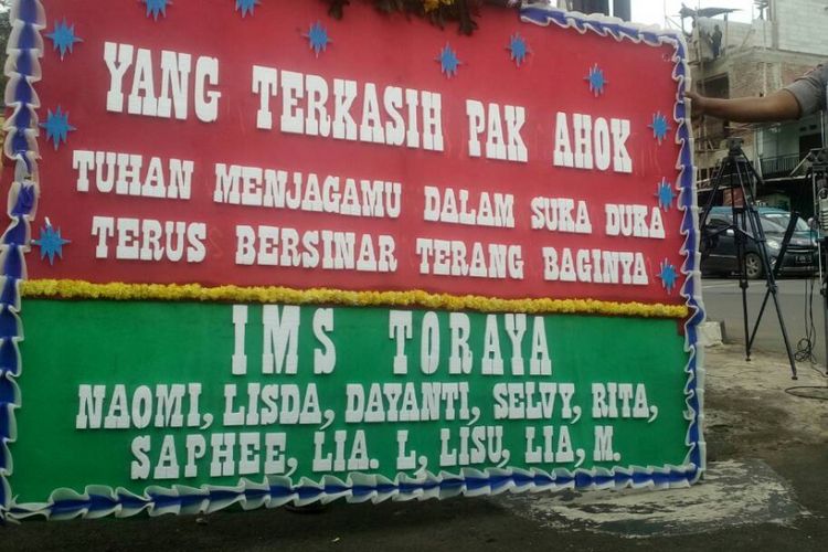 Karangan bunga untuk Gubernur DKI Jakarta non-aktif Basuki Tjahaja Purnama di Rutan Mako Brimob, Depok, Rabu (10/5/2017).