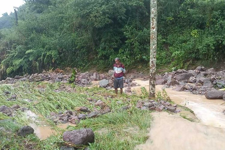 Areal persawahan Pongkal, Desa Compang Wesang, Kecamatan Lambaleda Selatan, Kabupaten Manggarai Timur, NTT, Minggu, (19/3/2023) terendam banjir. (KOMPAS.com/DOK WARGA MATIM-DEDI HARSALI)