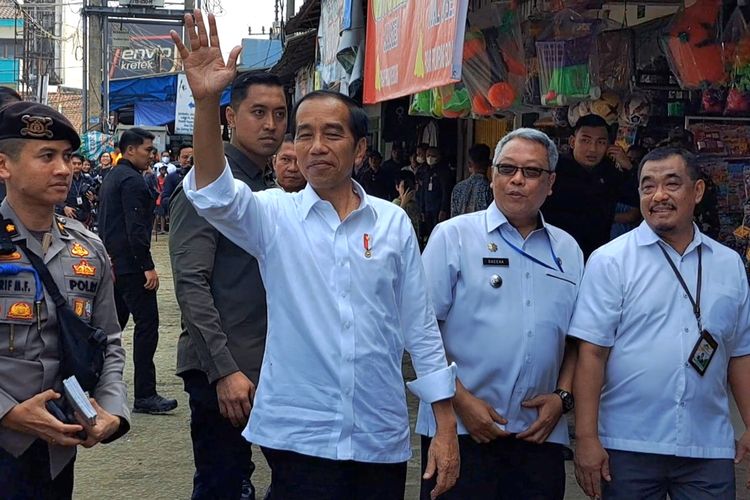 Presiden Joko Widodo melambaikan tangan ke arah warga saat blusukan di Pasar Parungpung, Bogor, Rabu (21/6/2023).