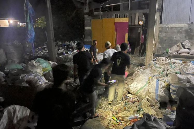 Sejumlah aparat keamanan melihat TKP meledaknya proyektil diduga mortir di depo sampah kota Tarakan Timur, Kaltara