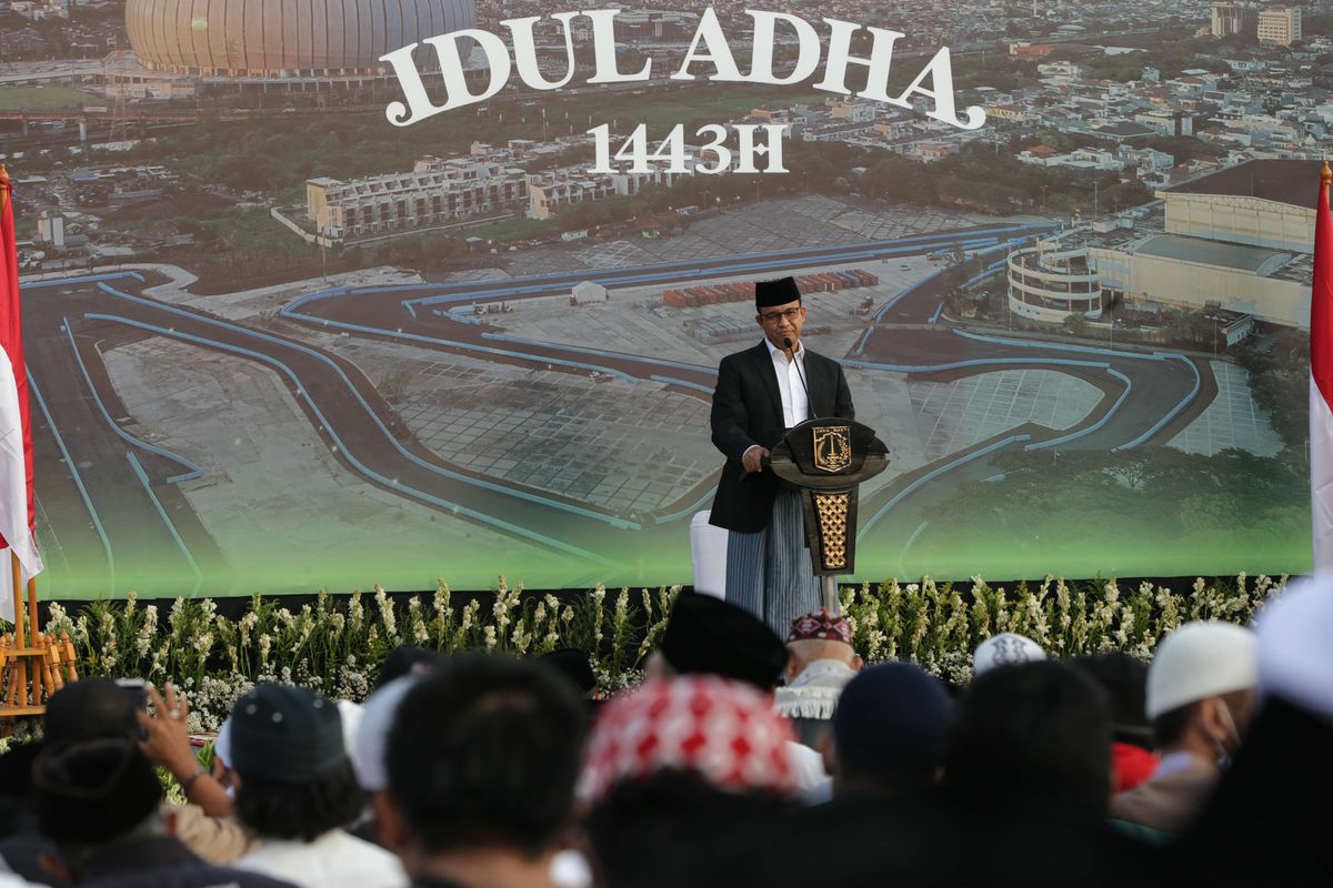 Gubernur DKI Jakarta Anies Baswedan dan  memberi sambutan saat melakukan shalat Idul Adha 1443 Hijriah di Jakarta International Stadium (JIS), Jakarta Utara, Minggu (10/7/2022) pagi.