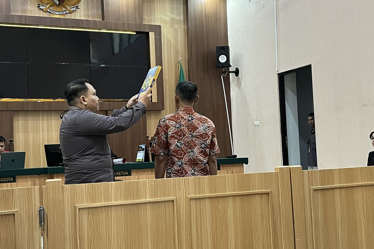 Pengambilan sumpah saksi ahli bahasa dalam sidang dugaan pencemaran nama baik yang dilakukan Isa Zega, Rabu (9/4/2025).