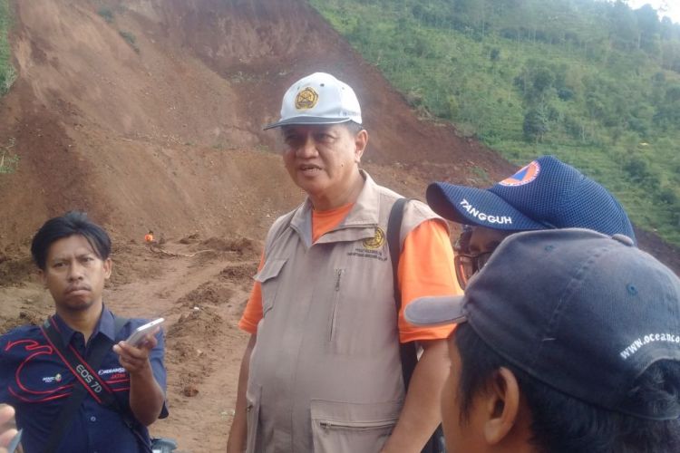 Ketua tim dari Pusat Vulkanologi dan Mitigasi Bencana Geologi Nasional, Heri Purnomo memberikan keterangan usai mengamati lokasi bencana tanah longsor di Desa Banaran, Kecamatan Pulung, Kabupaten Ponorogo, Jawa Timur, Senin ( 3/4/2017).