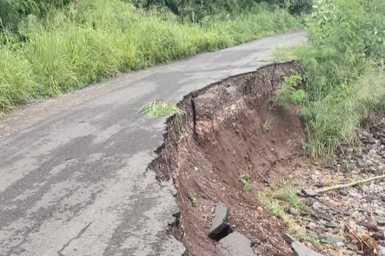 Ruas jalan di Desa Wailamun, Kecamatan Talibura, Kabupaten Sikka nyaris putus akibat abrasi
