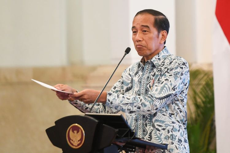 Presiden Joko Widodo memberikan arahan kepada penjabat kepala daerah se-Indonesia di Istana Negara, Jakarta, senin (30/10/2023). Dalam arahannya Presiden meminta penjabat kepala daerah dapat mengendalikan inflasi di daerah, menjaga iklim investasi, mengalokasikan dana untuk bantuan sosial, dan menjaga netralitas ASN pada Pemilu 2024. ANTARA FOTO/Hafidz Mubarak A/Spt.