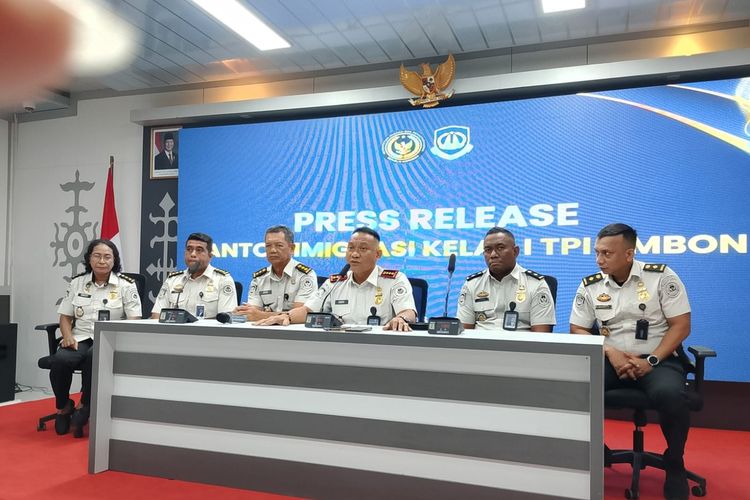 11 WNA China yang Ditangkap di Tambang Emas Ilegal Gunung Botak Dideportasi