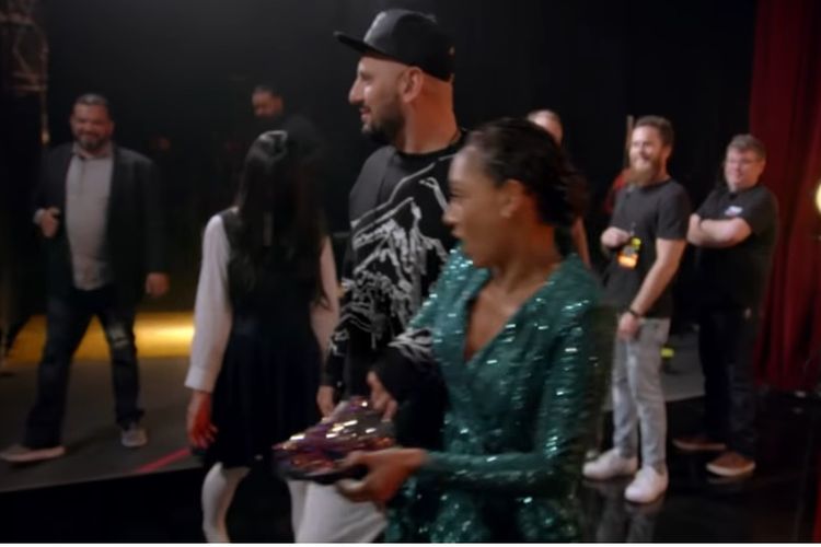 Juri Americas Got Talent 2018, Mel B (bergaun hijau), berlindung di balik seorang pria ketika The Sacred Riana berusaha mendekatinya.