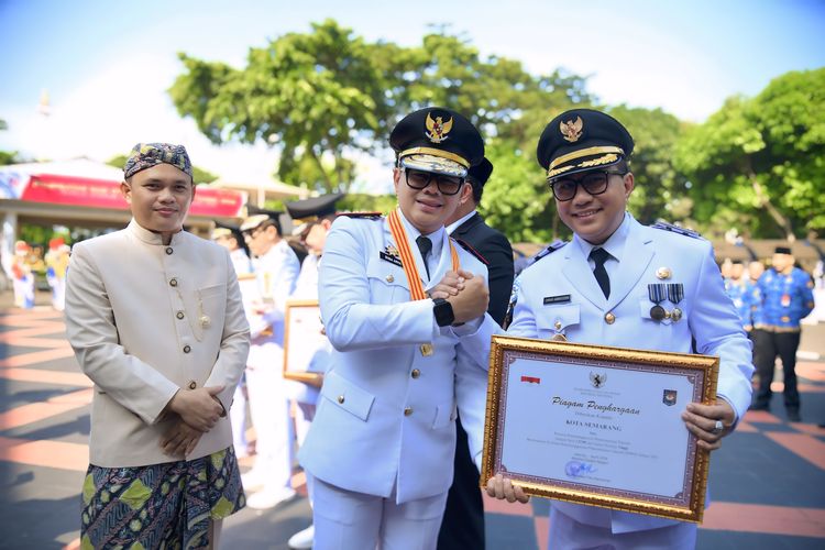 Wakil Wali Kota Semarang Iswar Aminuddin menerima penghargaan dari Wakil Menteri Dalam Negeri Bima Arya atas capaian Pemerintah Kota Semarang dalam Prestasi Penyelenggaraan Pemerintahan Daerah dengan skor 3,5709 dan status kinerja tinggi berdasarkan Evaluasi Penyelenggaraan Pemerintahan Daerah (EPPD) 2025 di Plaza Kementerian Dalam Negeri, Jakarta.