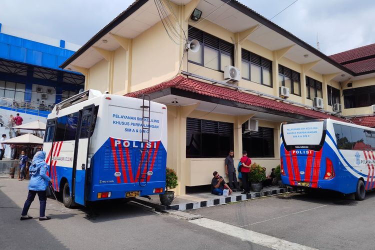 Dua unit layanan SIM bus keliling di depan kantor Satpas DIY