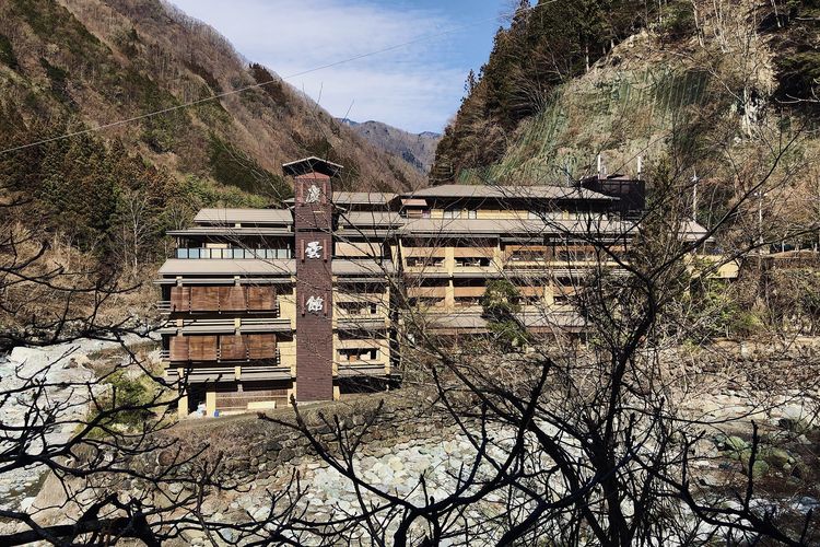 Nishiyama Onsen Keiunkan adalah hotel pemandian air panas yang terletak di Hayakawa, Prefektur Yamanashi, Jepang. Hotel ini didirikan pada tahun 705 Masehi dan menjadi hotel tertua di dunia. Pada 2011, hotel tersebut secara resmi diakui oleh Guinness World Records sebagai hotel tertua di dunia.