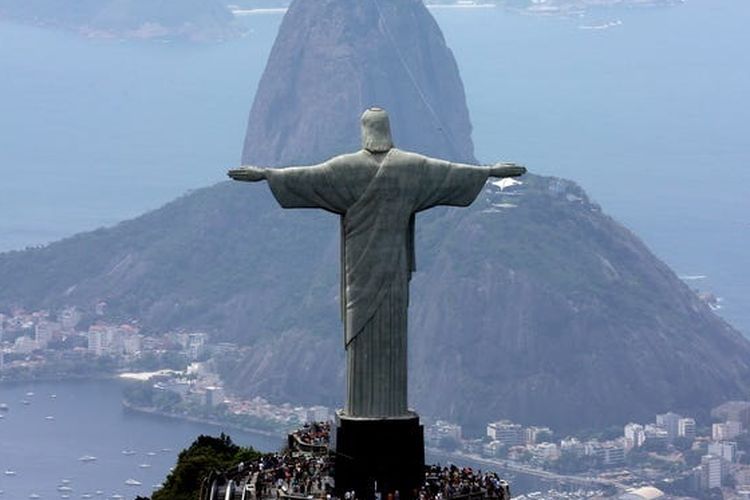 Patung Yesus di Rio De Janero Brazil, tampak megah dan besar saar di foto 