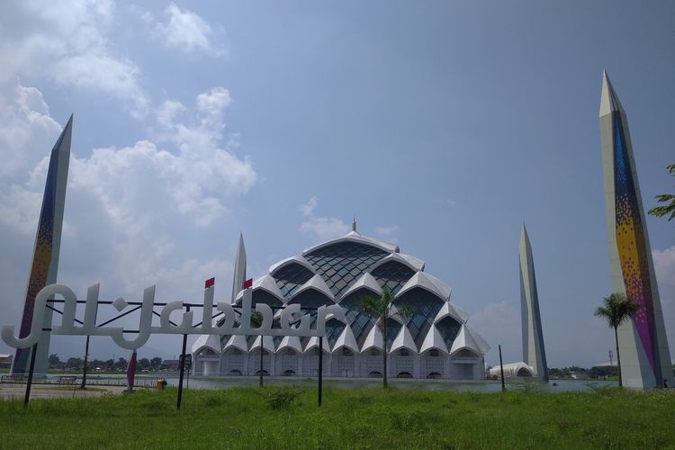 Potret Masjid Al Jabbar, Kota Bandung, Jawa Barat, Selasa (16/4/2024).