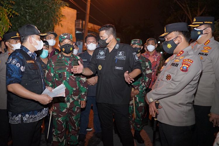 Wali Kota Medan Bobby Nasution saat berkunjung ke lokasi PPKM mikro, Jumat (28/5/2021).