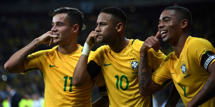 Philippe Coutinho (kiri), Neymar (tengah), dan Gabriel Jesus merayakan gol tim nasional Brasil ke gawang Argentina pada partai Kualifikasi Piala Dunia 2018 zona Amerika Selatan di Belo Horizonte, 10 November 2016.