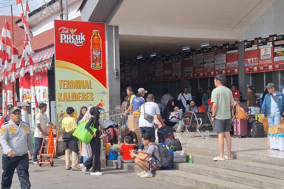 Kepadatan penumpang di Terminal Kalideres, Senin (24/3/2025).