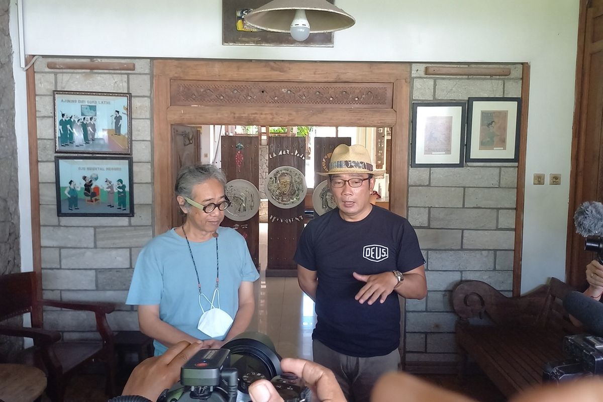 Butet (Biru) dan Ridwan Kamil saat bertemu bahas rencana melatinkan buku babat Pajakaran milik Butet, di kediaman Butet, Rabu (6/4/2022)