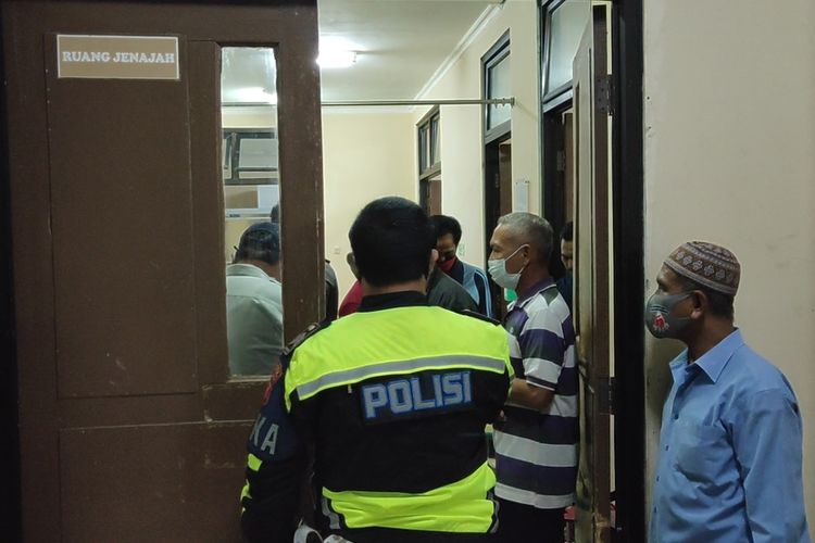 Sejumlah keluarga korban kecelakaan maut tol cipali KM 150 Majalengka mendatangi kamar jenazah RSUD Arjawinangun, Minggu (23/8/2020).