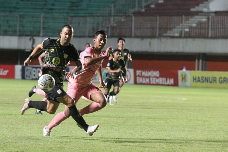 Laga Barito Putera vs Madura United pada pekan ke-14 Liga 1 2021 yang digelar di Stadion Maguwoharjo, Sleman, 28 November 2021.