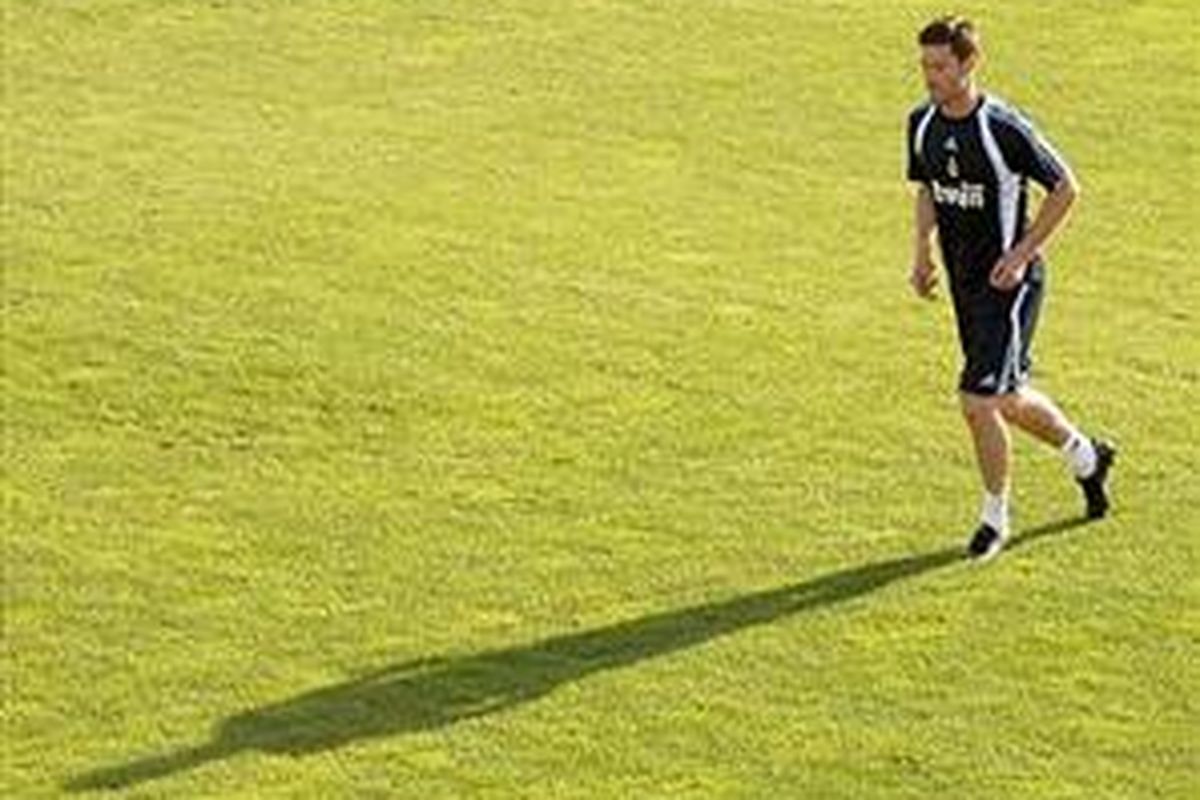 Xabi Alonso langsung berlatih bersama Real Madrid usai menandatangani kontrak pada Rabu (5/8).