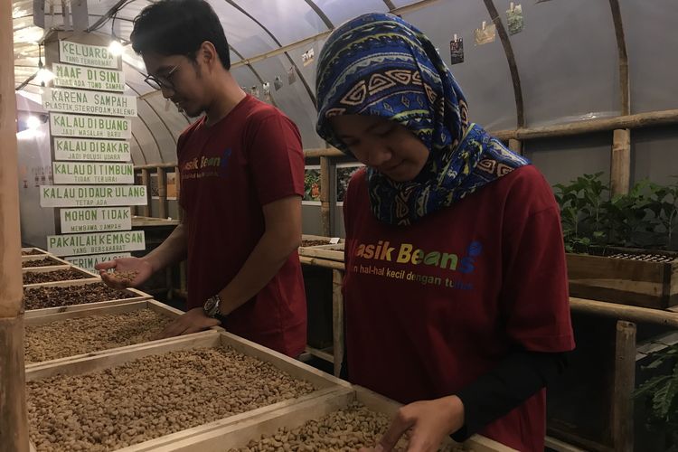 Anggota Koperasi Klasik Beans sedang merapikan biji kopi yang akan diperkenalkan pada masyarakat dalam acara Coffee & Artisan di Summarecon Mall Kelapa Gading, Jakarta Utara, Rabu (20/3/2019). 