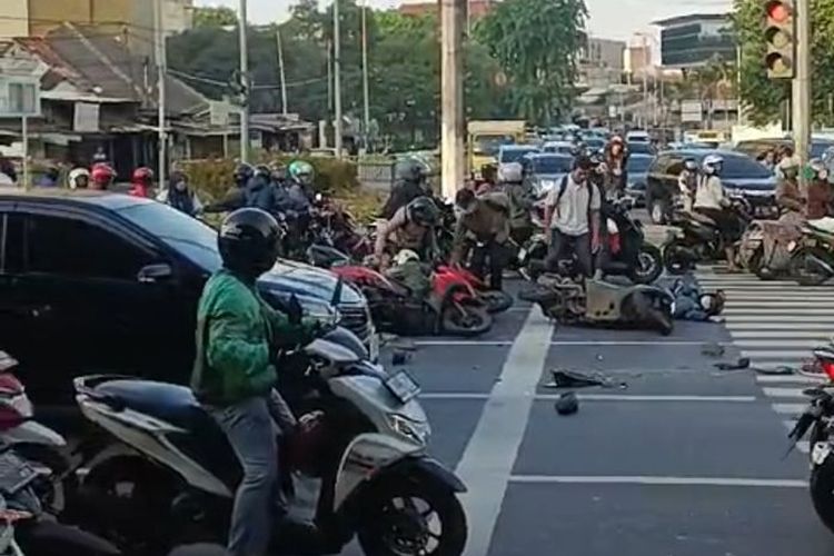 Sebuah truk  mengalami kecelakaan lalu lintas di lampu merah Slipi, Jakarta Barat, pada Selasa (26/11/2024) pagi