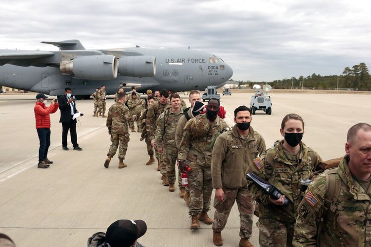 Ilustrasi Tentara AS - Para prajurit Angkatan Darat AS dari Divisi Lintas Udara ke-18 bersiap untuk menaiki pesawat C-17 saat mereka dikerahkan ke Eropa dari Fort Bragg, North Carolina, pada Kamis (3/2/2022). Presiden Joe Biden memerintahkan 2.000 tentara AS ke Polandia dan Jerman di tengah situasi yang memanas di perbatasan Rusia-Ukraina.