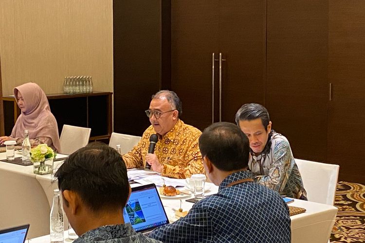  Deputi Pengendalian Perubahan Iklim dan Tata Kelola Nilai Ekonomi Karbon KLH, Ary Sudijanto, menjelaskan soal transformasi CDM, di Jakarta Pusat, Jumat (12/9/2025). 