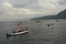 Parade Ratusan Kapal Mengenang Perjalanan Soekarno ke Kota Kelahiran Pancasila