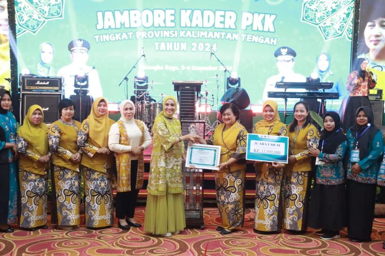 Ketua TP PKK Kalteng Ivo Sugianto Sabran memberikan piagam penghargaan kepada juara umum Jambore Kader PKK Kalteng di M Bahalap Hotel Palangka Raya, Kamis (5/12/2024).