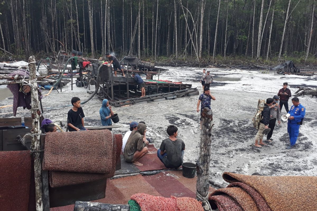 Lokasi tambang timah tanpa izin di kawasan bakau Sungai Berembang, Tempilang, Bangka Barat, saat didatangi petugas, Sabtu (25/11/2023).