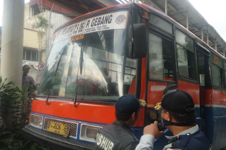 Metromini Diderek karena Masuk Busway  Sopir  Marah marah