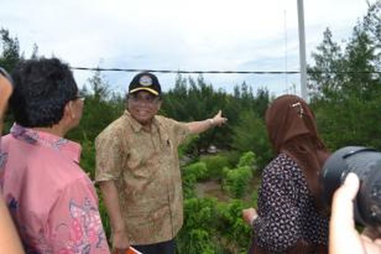 Menko bidang Kemaritiman  Indroyono Soesili kunjungi Pantai Pandansimo, Srandakan, Bantul.