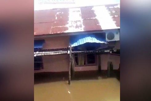 Rumah di Pinggir Sungai Barito Roboh Ditabrak Tongkang Batu Bara