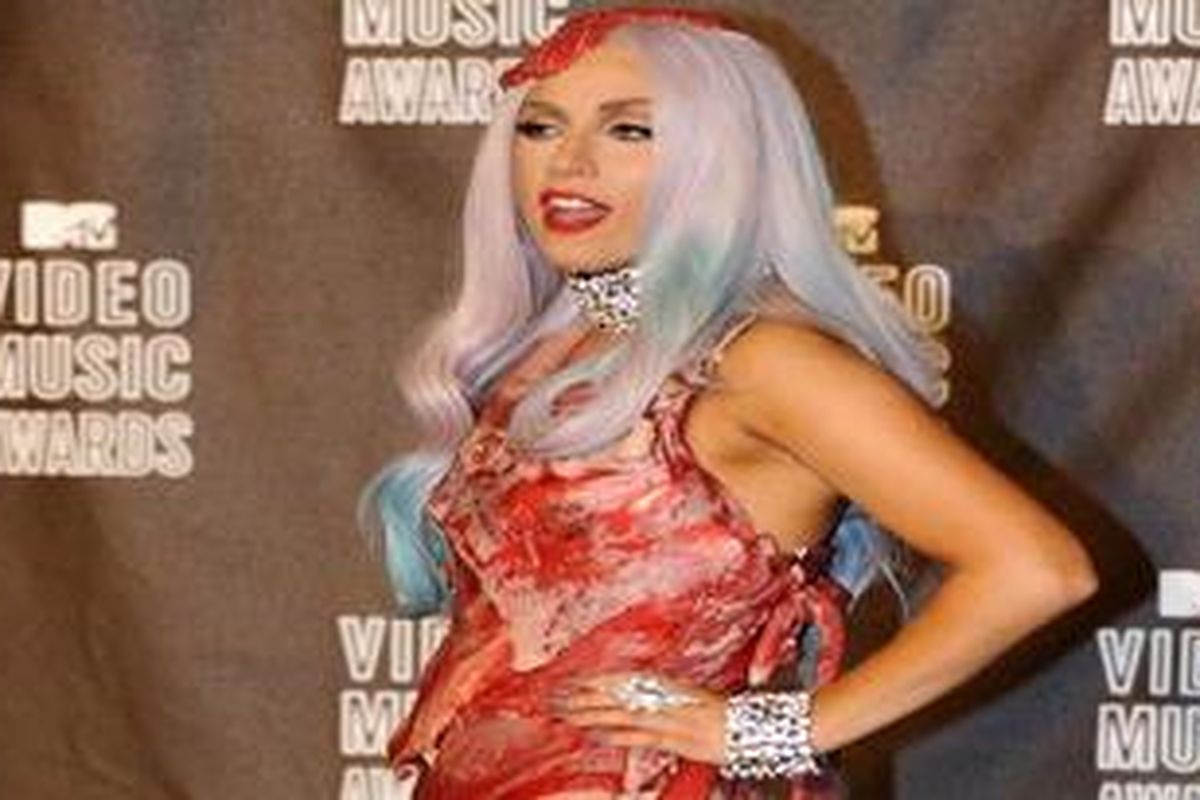 Lady Gaga dengan gaun daging mentah dan aksesori karya Franc Fernandez dalam MTV Video Music Awards 2010 di Los Angeles, Minggu (12/9/2010) malam.  