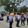 Aksi Teatrikal Buruh Demo BBM di Patung Kuda: Bawa Jeriken Solar Sambil Dicambuk